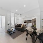Penthouse Sleeps 8 - Cbd Views - Resort Pools- Games - Baby Stay