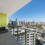 Penthouse Sleeps 8 - Cbd Views - Resort Pools- Games - Baby Stay