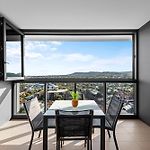 Spacious 3Br Near Stadium W Views, Pool And Car Park