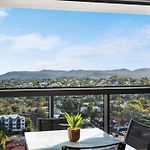 Spacious 3Br Near Stadium W Views, Pool And Car Park