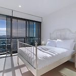Windward - Inner-City Skyline Stay With Pool Access