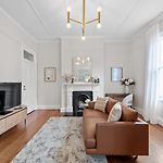 Art Deco With Modern Twist 1Bed-1Bath-1Car-New Farm