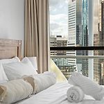 City Apartment With Stunning River Views Up To 6 Guests And 2 Parking