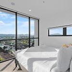 Spacious 3Br Near Stadium W Views, Pool And Car Park