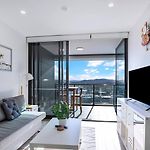 Windward - Inner-City Skyline Stay With Pool Access