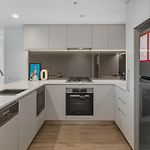 2B2B High Floor Apt With Riverview & Parking