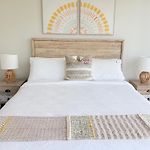 Luxury Riverside Retreat, Infinity Pool, Free Parking