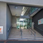 Huge Courtyard Apartment With Free Parking - Walk To Hsw, James St And Valley Mall