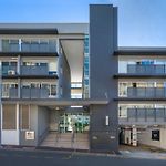 Huge Courtyard Apartment With Free Parking - Walk To Hsw, James St And Valley Mall
