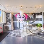 Retro Chic Vibes, Tropical Pool & Prime Location