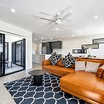 3Br Top Floor Apartment With Parking, Ev Friendly & Views Brisbane South