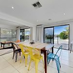 Spacious Family & Dog-Friendly Home On The Water