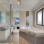 Spacious Family & Dog-Friendly Home On The Water