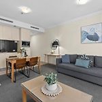 Central City Apt With King Bed, Pool, Gym And Sauna