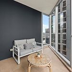 Central City Apt With King Bed, Pool, Gym And Sauna