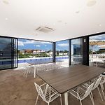 Bright Cbd 2 Bedroom Resort-Style Escape