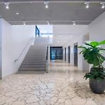 Bright Cbd 2 Bedroom Resort-Style Escape