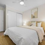 2-Storey 3Br Haven - Sleeps 8 - Free Parking & Gym