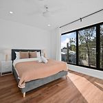 Comfortable 4 Bedroom Family Home With 3 Bathrooms And Air Conditioning