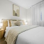 2-Storey 3Br Haven - Sleeps 8 - Free Parking & Gym