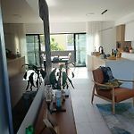 Welcoming Homestay With Airport & City Access