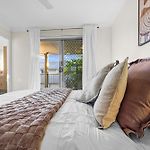 2-Storey 3Br Haven - Sleeps 8 - Free Parking & Gym