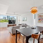 Cbd Apartment Next To Parkland! Amazing Views!