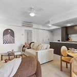 James St Apartment With Story Bridge Views, Pool & Free Parking