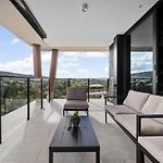 Skyhigh Retreat View And Shopping At Your Doorstep
