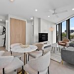 Modern 2Br With River Views, Rooftop Pool, Parking