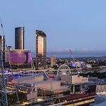 Urban Escape: Great Location W/ Brisbane Cityscape