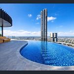 Sky-High Haven-Rooftop Infinity Pool Parking Wifi