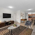 Spacious 2Br Apt With Wifi, Parking & Balcony