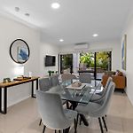 Sunny & Cozy 2Br Apt With Wifi, Parking & Balcony