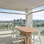 Riverfront Luxe 2Br Cbd Apartment With Iconic City & Bridge Views