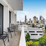 Two Bedroom City Retreat With Pool, Gym And Parking