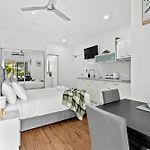 Bright Studio With River View, Pool, Gym & Balcony