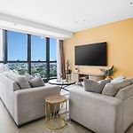 Skyline Elegance 2Bdr Pool Gym Sauna Parking