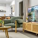 Stylish 2 Bed 2 Bath Balcony Parking Pool & Gym