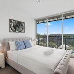Premium Urban Stay With Rooftop Pool And City Views