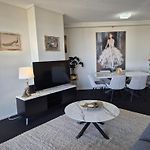 The Gilded Gallery I Art-Inspired Luxe Retreat