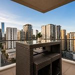 Level 22 Skyline Views With Sauna, Gym, Pool And Free Parking