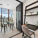 Sunny, Central & Modern Apt With Breathtaking Views!