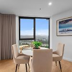 Stunning River & Mountain Views With 2Br, Pool & Gym