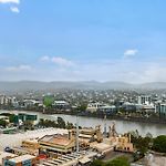 Stunning River & Mountain Views With 2Br, Pool & Gym