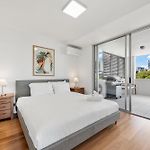 Cbd Apartment Next To Parkland! Amazing Views!