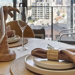 James St Apartment With Story Bridge Views, Pool & Free Parking