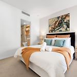 Inspired Serenity With River Views, Fast Wifi, Carpark, Gym, Rooftop Pool