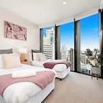 Inspired Serenity With River Views, Fast Wifi, Carpark, Gym, Rooftop Pool