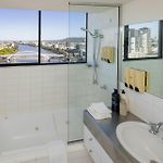 Sky High River View Studio In Brisbane